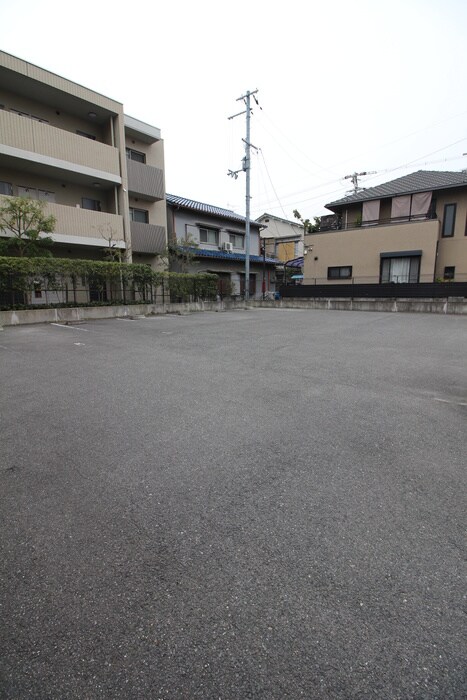 物件外観写真3　(駐車場)