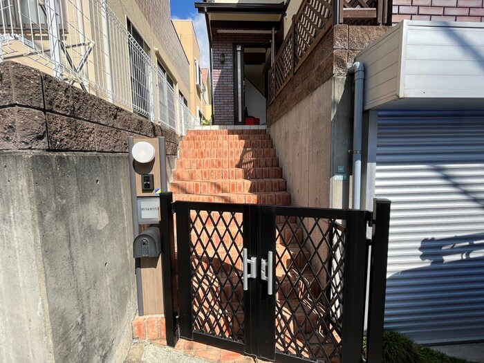 物件外観写真3　(エントランス部分)