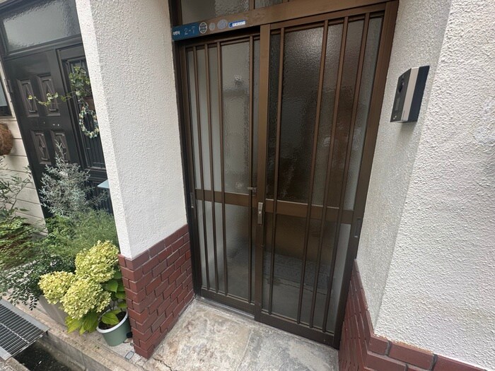 物件外観写真5　(エントランス部分)
