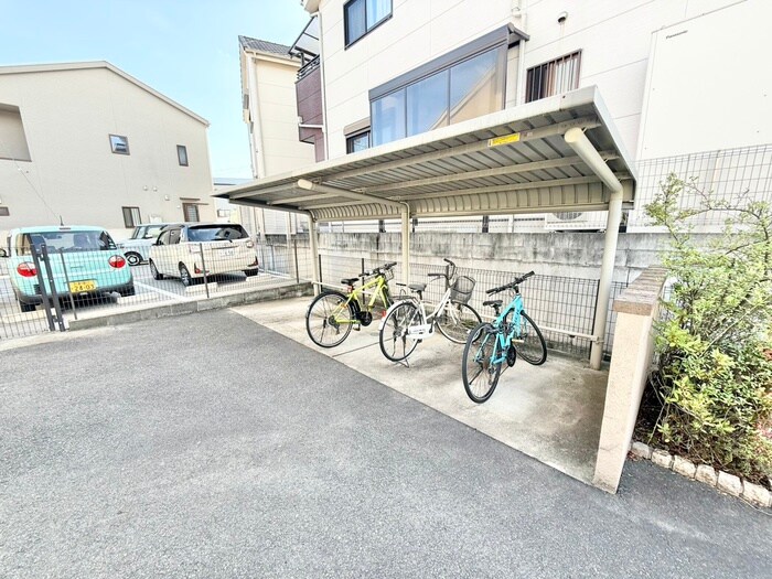 物件外観写真4　(駐輪場)