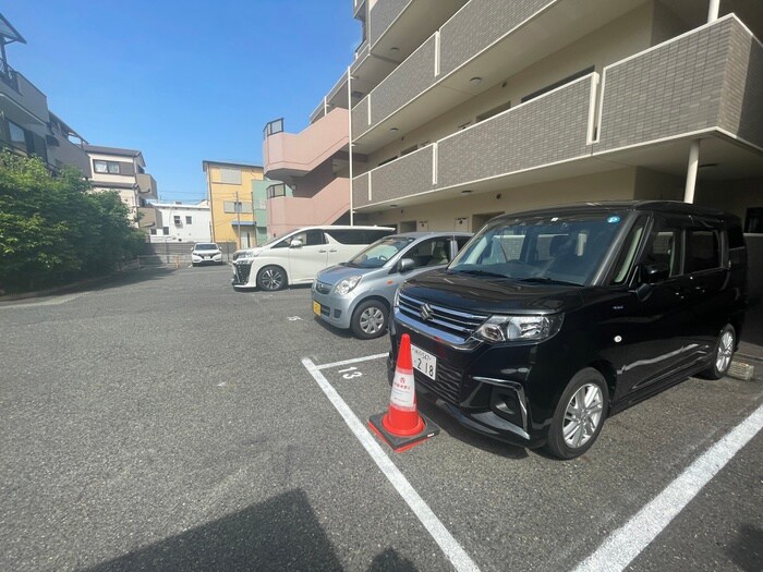 物件外観写真4　(駐車場)