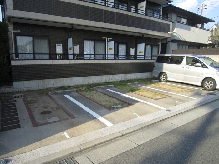 物件外観写真4　(駐車場)