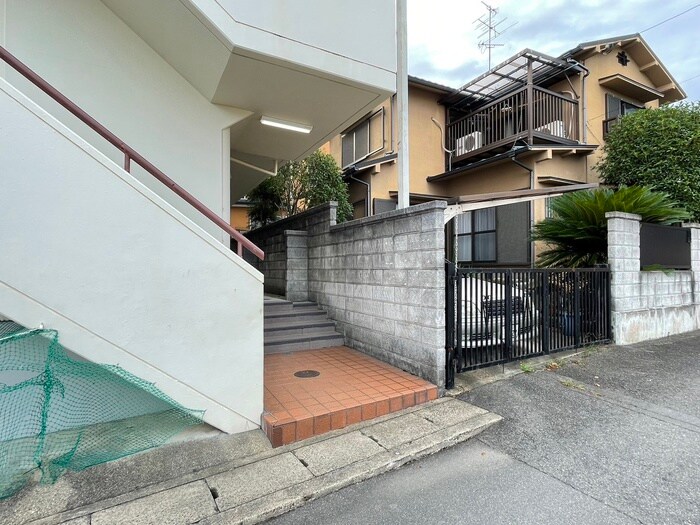 物件外観写真3　(エントランス部分)