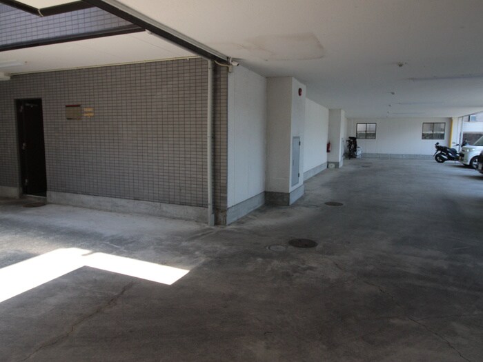 物件外観写真4　(駐車場)