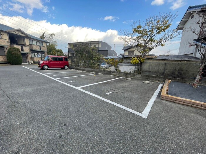 物件外観写真3　(駐車場)