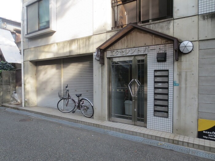 物件外観写真3　(エントランス部分)