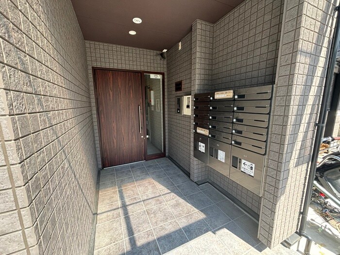 物件外観写真3　(エントランス部分)