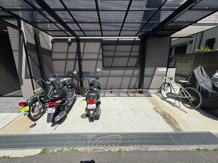 物件外観写真5　(バイク置き場)