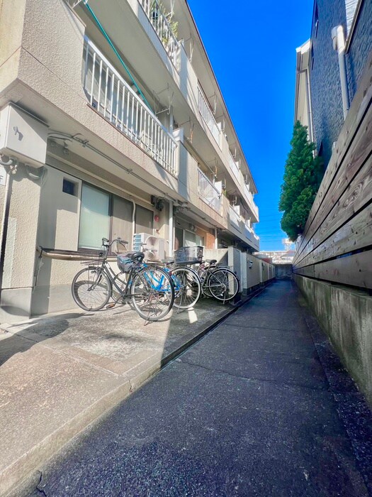 物件外観写真3　(エントランス部分)