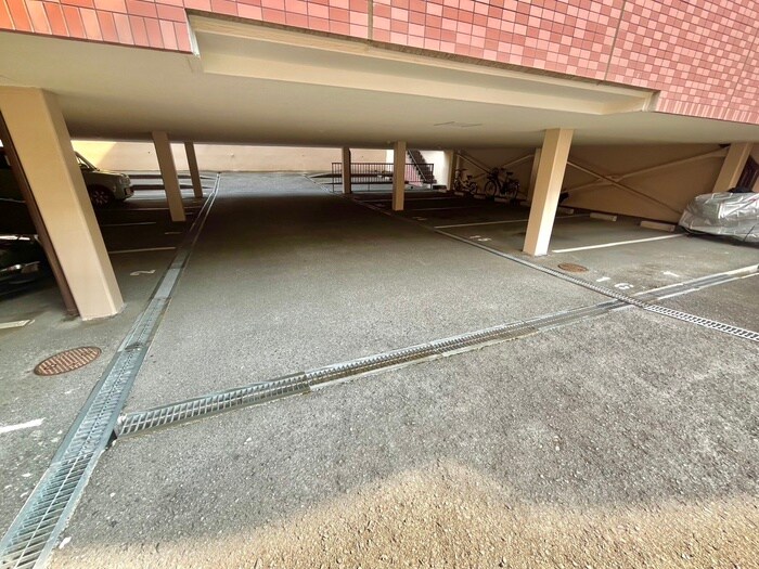 物件外観写真5　(駐車場)