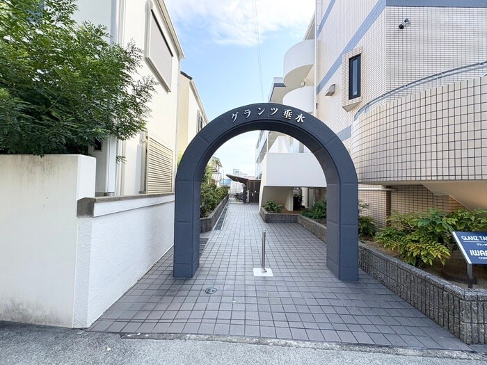 物件外観写真2　(エントランス部分)