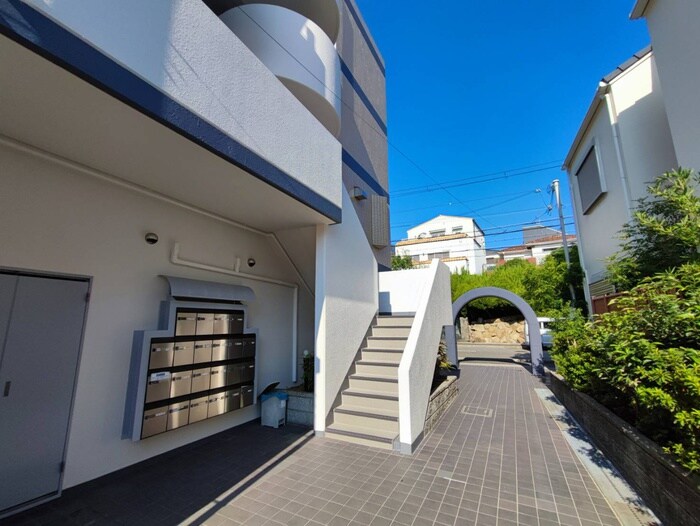 物件外観写真3　(エントランス部分)