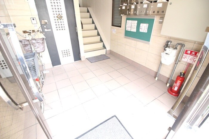 物件外観写真3　(エントランス部分)