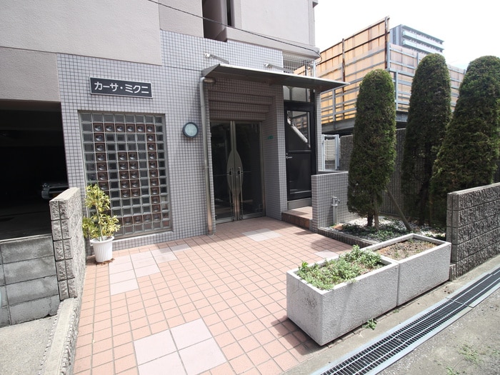 カ－サミクニのエントランス部分