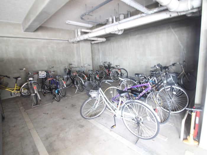 カ－サミクニの駐輪場