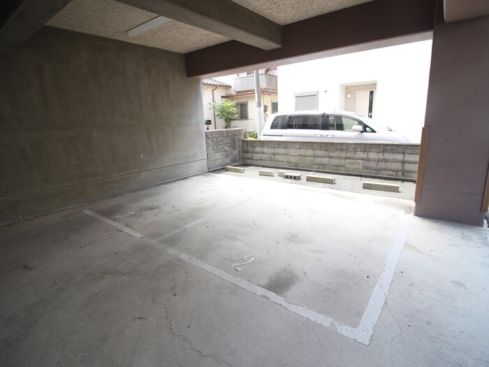 物件外観写真6　(駐車場)