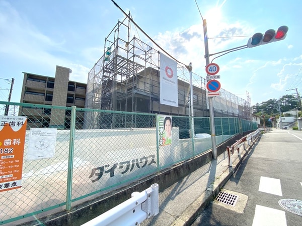 建築中