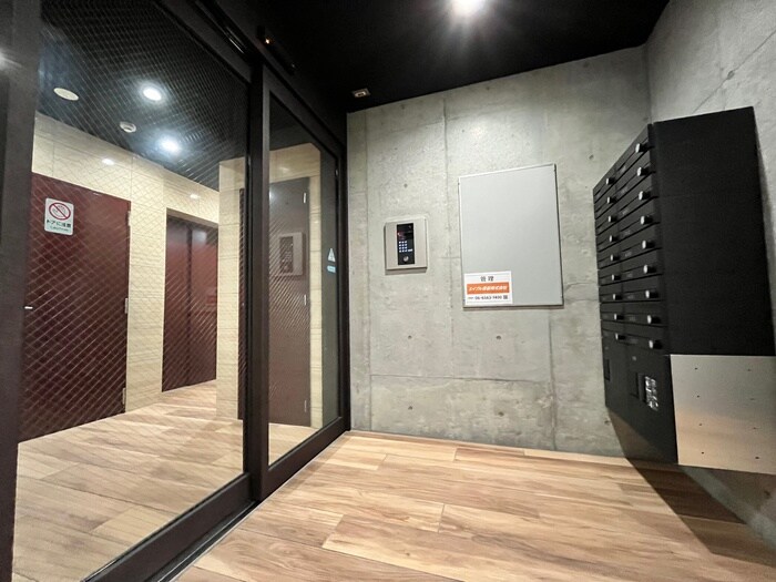 物件外観写真6　(エントランス部分)