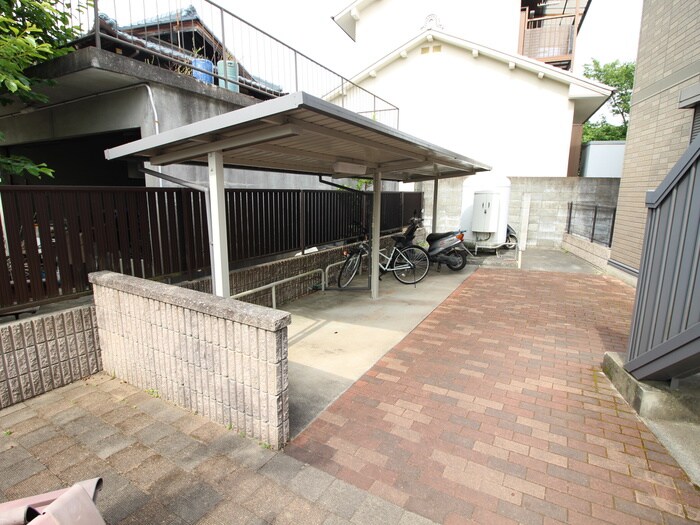 物件外観写真2　(駐輪場)