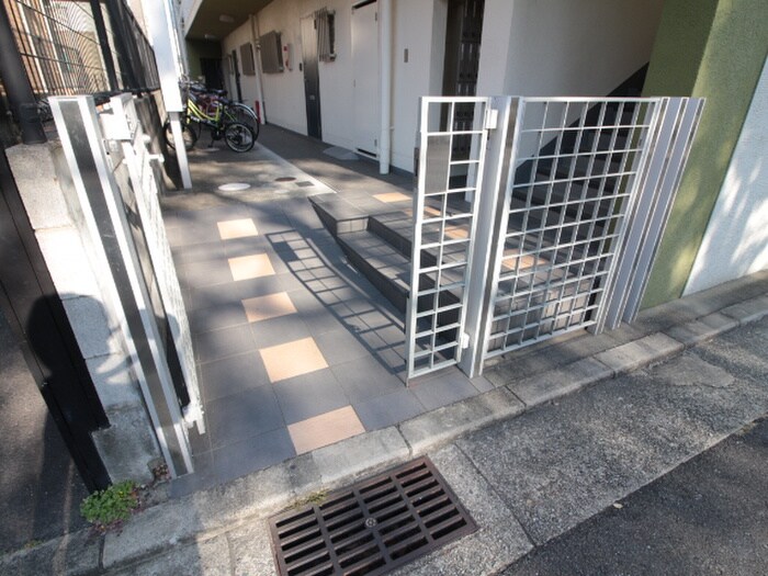 物件外観写真2　(エントランス部分)