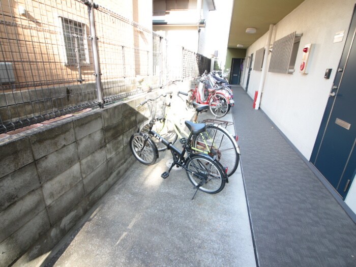 物件外観写真3　(駐輪場)