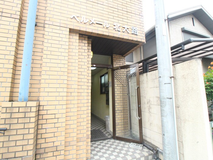 物件外観写真4　(エントランス部分)