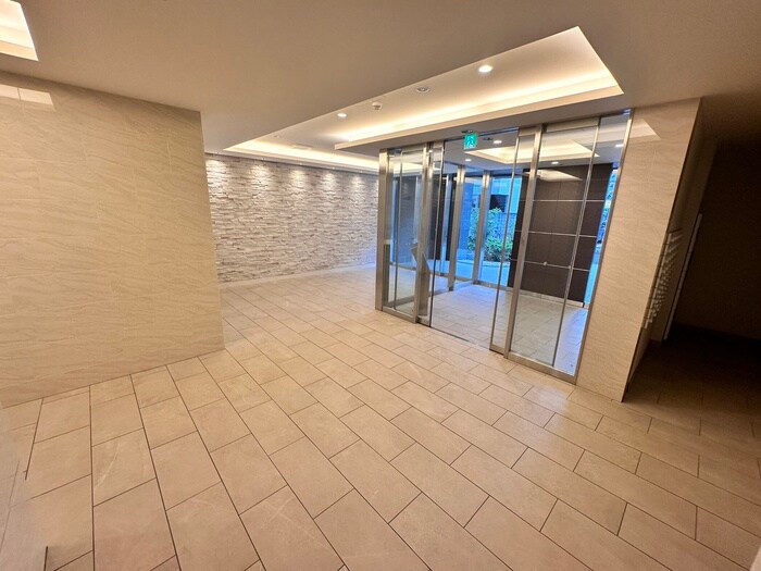 物件外観写真2　(エントランス部分)