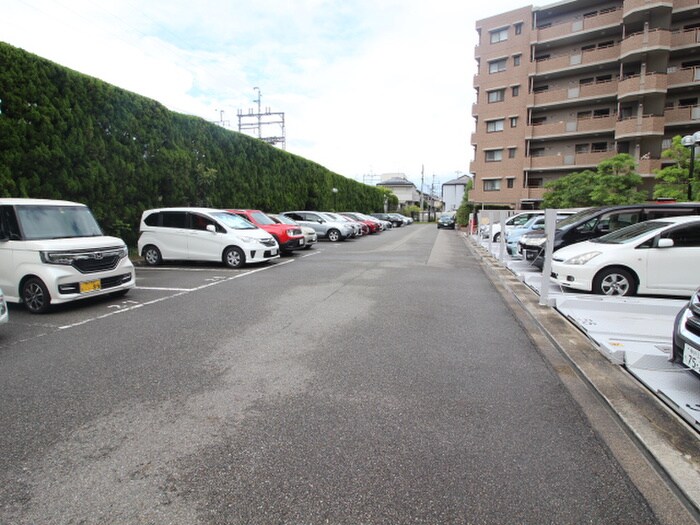 物件外観写真6　(駐車場)