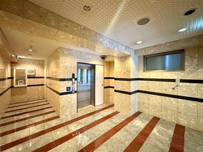 物件外観写真5　(エントランス部分)