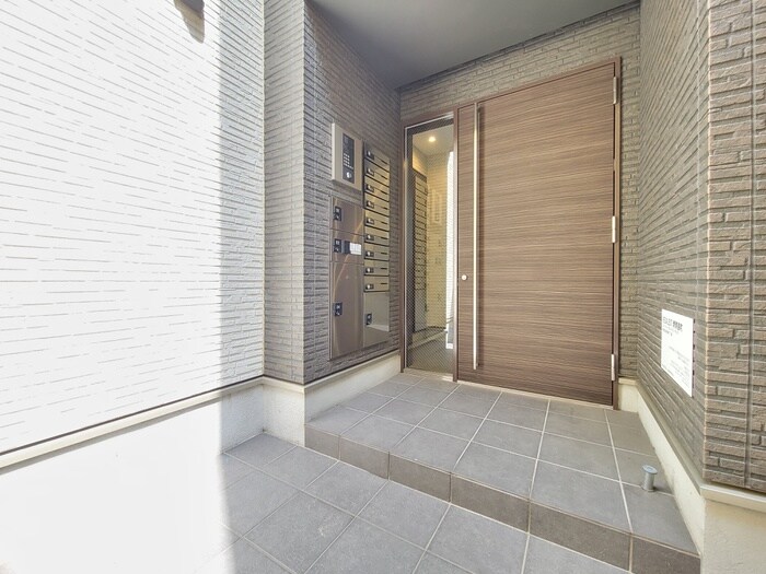 物件外観写真3　(エントランス部分)