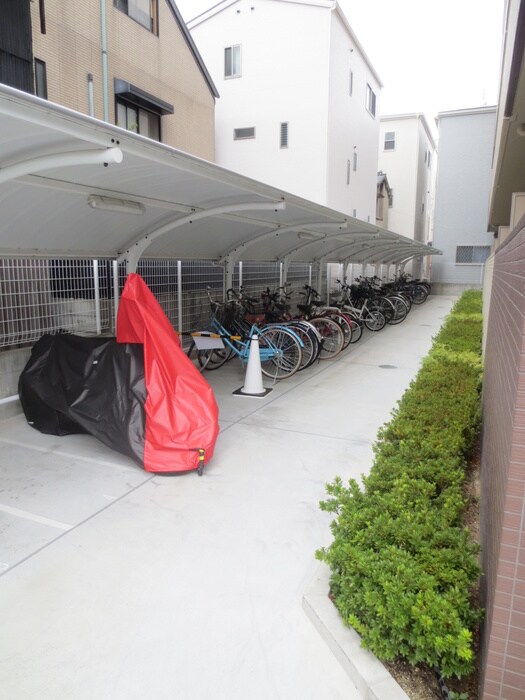 物件外観写真3　(バイク置き場)