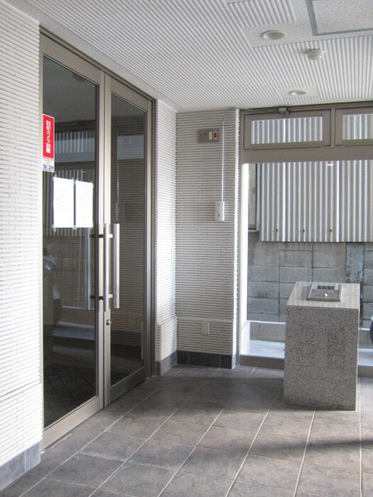 物件外観写真2　(エントランス部分)