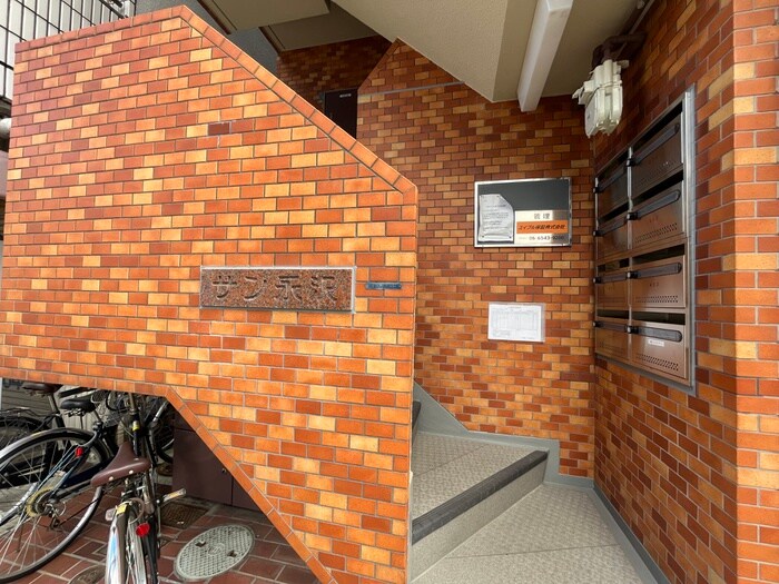 物件外観写真4　(エントランス部分)