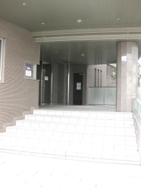 物件外観写真3　(エントランス部分)