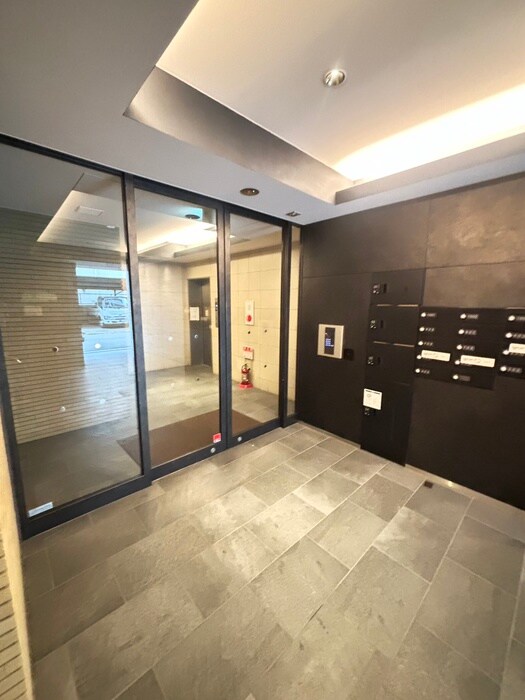 物件外観写真2　(エントランス部分)