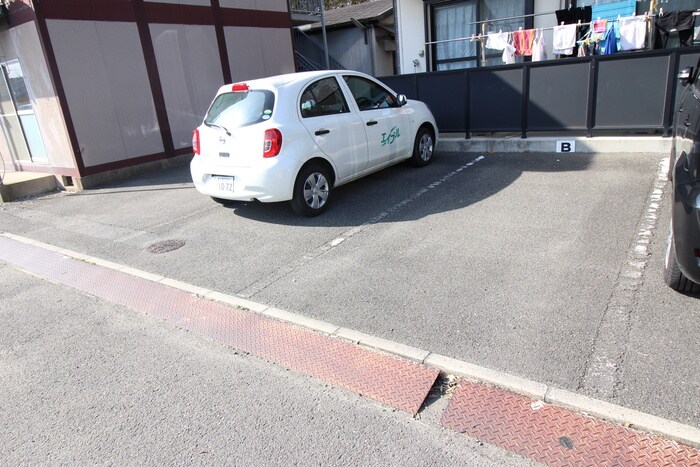 物件外観写真6　(駐車場)