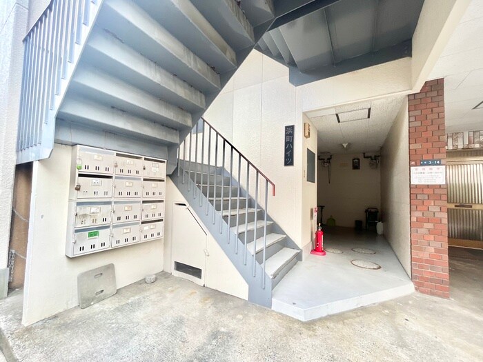 物件外観写真3　(エントランス部分)