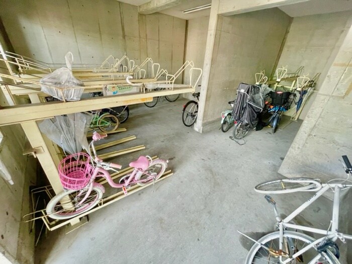 物件外観写真4　(駐輪場)