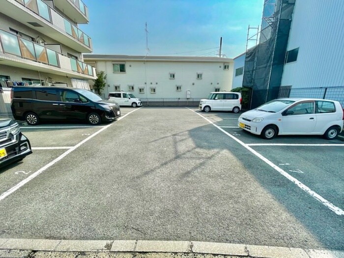 物件外観写真6　(駐車場)