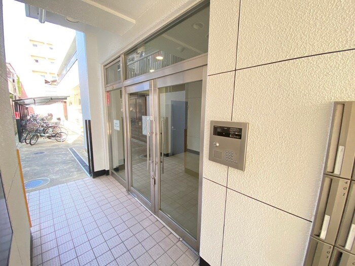 物件外観写真2　(エントランス部分)
