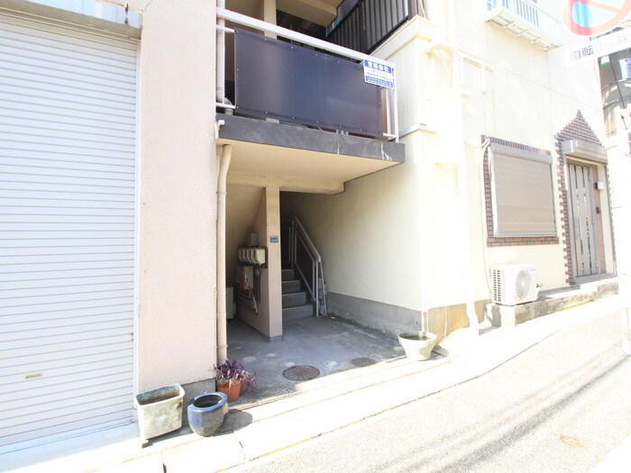 物件外観写真4　(エントランス部分)