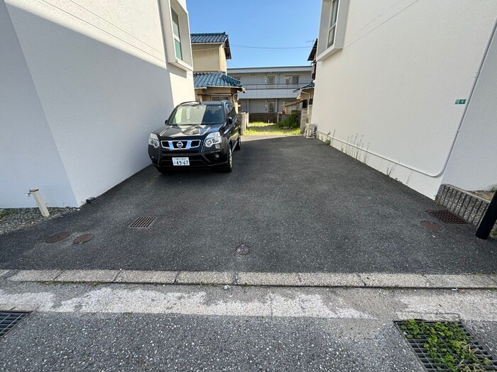 物件外観写真6　(駐車場)