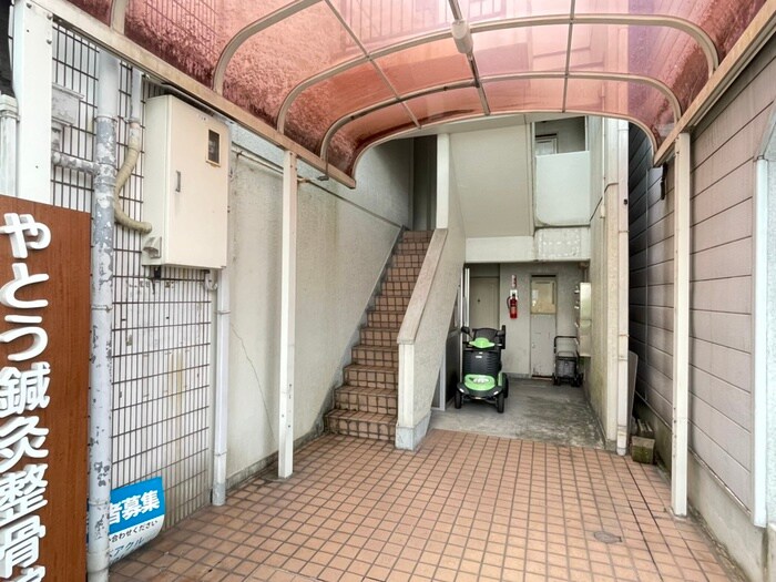 物件外観写真3　(エントランス部分)