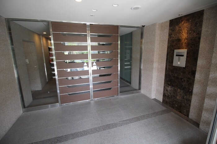 物件外観写真5　(エントランス部分)