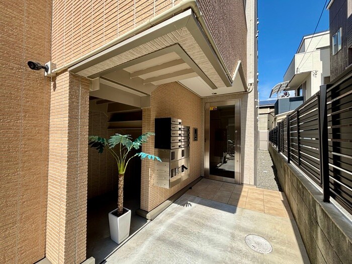 物件外観写真2　(エントランス部分)