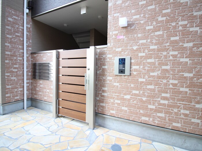 物件外観写真3　(エントランス部分)