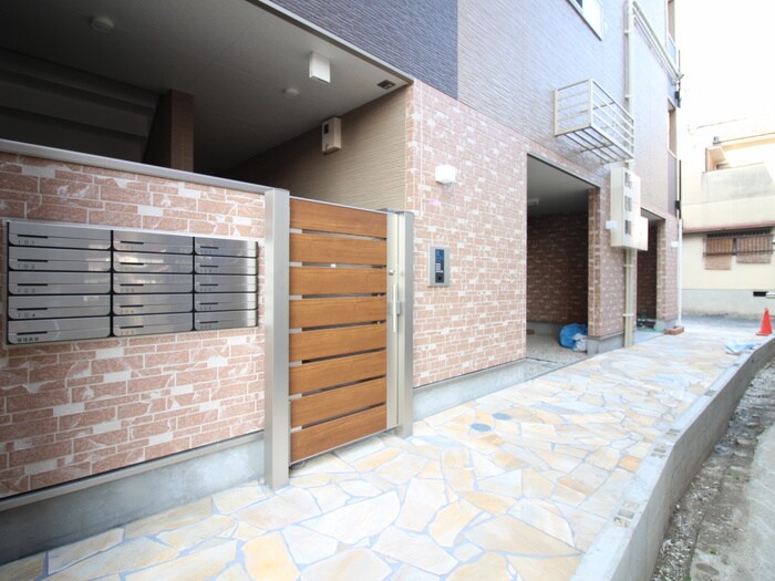 物件外観写真4　(エントランス部分)