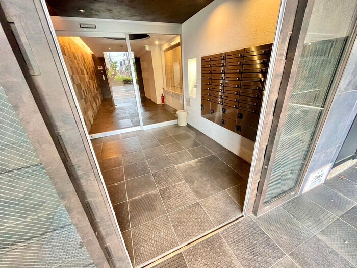 物件外観写真6　(エントランス部分)