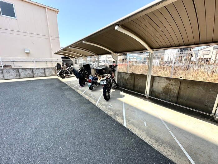 物件外観写真4　(バイク置き場)