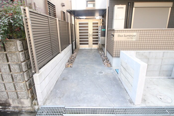 物件外観写真2　(エントランス部分)